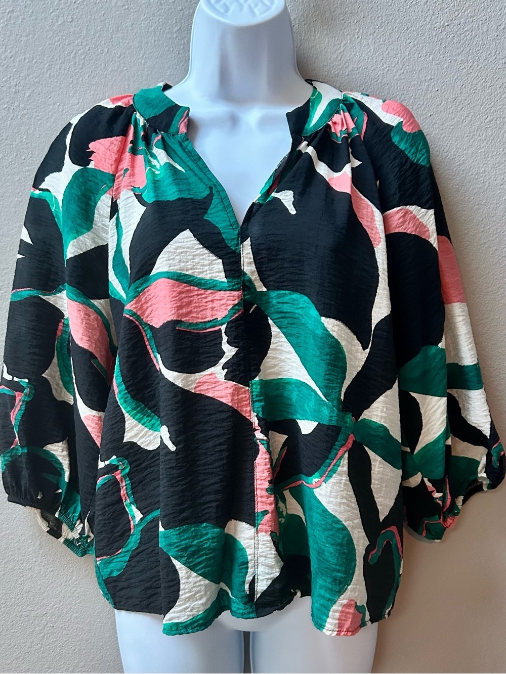 Nine West Abstract Print Blouse Small Black Green Pink 3/4 Sleeve Split Neck Top